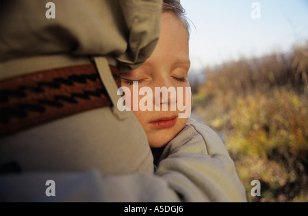 Umarmt Vater des jungen Stockfoto