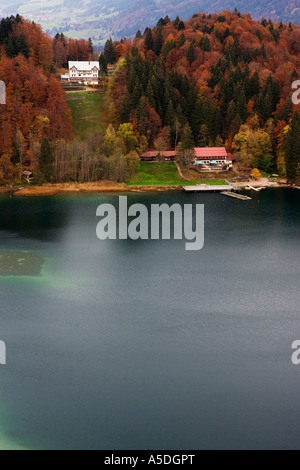 Blick Richtung See Freibergsee von der Heini Klopfer Schanze im Stillachtal bei Oberstdorf Allgaeu Deutschland Oktober 200 Stockfoto