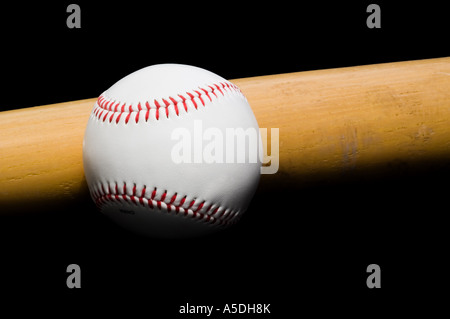 Stock Foto von einem Baseball und Fledermaus auf einem schwarzen Hintergrund Stockfoto