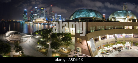 Panorama Foto der Esplanade Theater an der Bucht performing Arts Center und der Innenstadt von Singapur bei Nacht Stockfoto