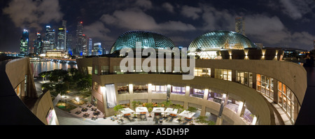 Panorama Foto der Esplanade Theater an der Bucht performing Arts Center und der Innenstadt von Singapur bei Nacht Stockfoto