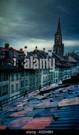 Nasse Fliesen Dächer Blick aus Fenster an trüben winterlichen Tag mit Sturm nähert, Bern. Stockfoto