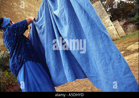 Blau, du Pastel de Lectoure Trocknung der Stoffe Stockfoto