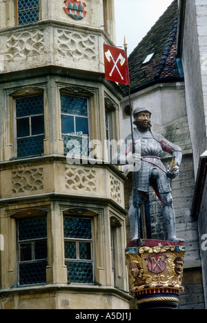 Statue des Mannes in gepanzerten Anzug hält eine rote Fahne am 16. Jahrhundert Brunnen auf Platz in Biel Schweiz Stockfoto