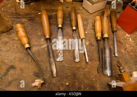alten Meißel und andere Werkzeuge für die Holzbearbeitung in der Werkstatt von Telynau Teifi walisische Harfe Maker Llandysul Ceredigion Wales UK Stockfoto