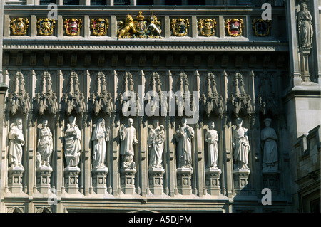 London England Westminster Abbey modernen Heiligen Statuen über Haupteingang Stockfoto