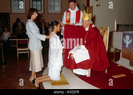 St.-Josephs katholische Kirche Bischof & Kandidat Bestätigung an Pfingsten Stockfoto