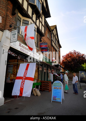 Geschäfte fliegen England Fahnen Ewell Dorf Surrey England Stockfoto