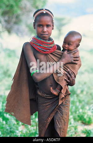 Rendille junge Frau, die ihre Babyschwester nördlichen Kenia in Ostafrika Stockfoto