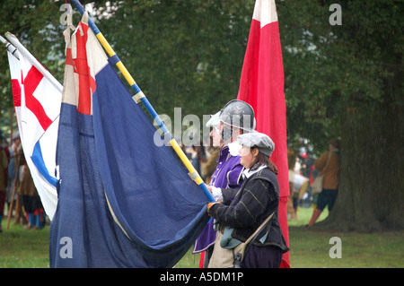 Standartenträger auf einen englischen Bürgerkrieg Reenactment Veranstaltung durch die Sealed Knot Stockfoto