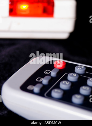 Standby-Taste auf der Fernbedienung und LED-Betriebsanzeige Stockfoto