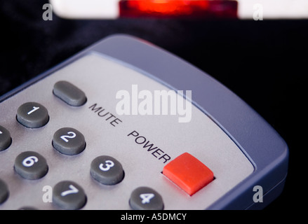 Standby-Taste auf der Fernbedienung und LED-Betriebsanzeige Stockfoto
