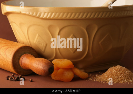 Mischende Schüssel, Nudelholz und getrockneten Zutaten Stockfoto