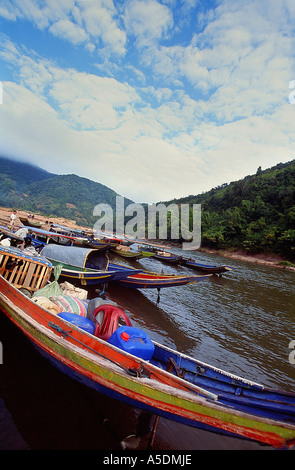 Ou Fluss Wharf mit Booten in Muang Khoua Dorf Stockfoto