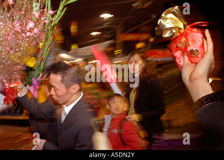 Mann mit Blumenstrauß auf dem Blumenmarkt in Victoria Park während chinesische neues Jahr-Vorabend, Hong Kong, China Stockfoto