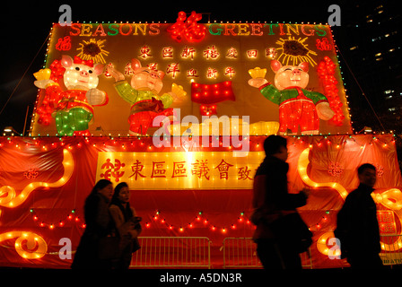 Fußgänger vorbei beleuchtete Straße Dekorationen für "Jahr des Chinesischen das Schwein' Neue Jahr in Hong Kong, China. Stockfoto