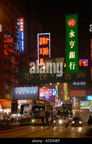 Leuchtreklamen ist abends beleuchtet. Hongkong, China Stockfoto