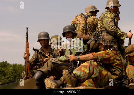 WWII deutsche Soldaten in Tiger Tank Tank zeigen Kent Stockfoto