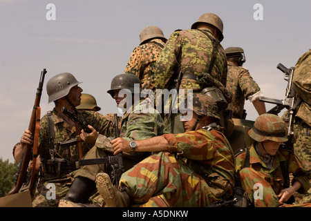 WWII Re-Enactment deutschen Infanteriekompanien auf Tiger-Panzer in Kent Stockfoto