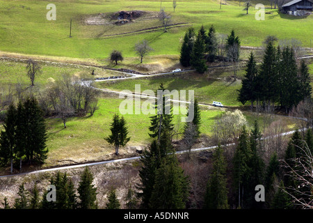 Eine Straße im Zickzack den Berg hinunter, Annecy, Frankreich Stockfoto