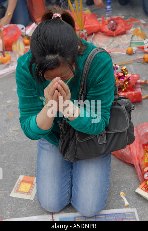 Verehrer betet an einer religiösen Zeremonie am Vorabend des chinesischen neuen Jahres im Wong Tai Sin Tempel, Kowloon. Hongkong, China Stockfoto