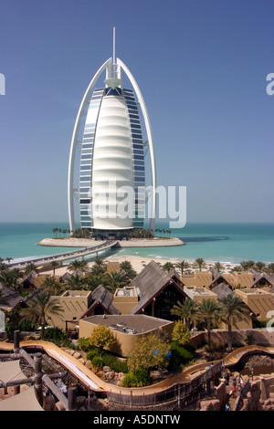Burj al Arab Hotel, mit Wild Wadi Wasserpark im Vordergrund, Dubai, Vereinigte Arabische Emirate Stockfoto