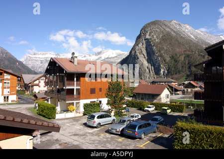 Wohnungen und Parkplatz, mit den französischen Alpen im Hintergrund, Thones, in der Nähe von Annecy, Frankreich Stockfoto