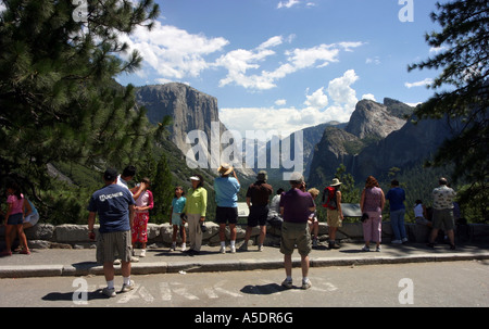 Touristen zu bewundern und zu fotografieren "Tunnel View", Yosemite-Nationalpark, Kalifornien, USA Stockfoto