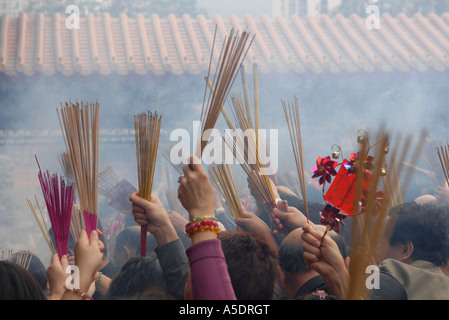 Anbeter brennende Räucherstäbchen während Lunar New Year Feiern im Wong Tai Sin Tempel, Kowloon zu halten. Hongkong, China Stockfoto