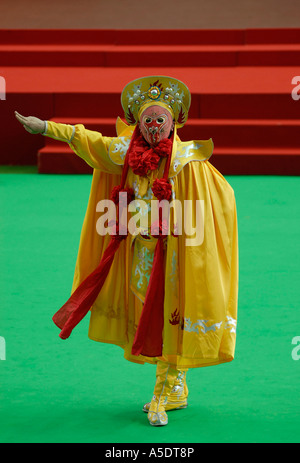 Eine Darsteller tragen lebhaft gefärbt, Maske und Kostüm darstellende Bian Lian "Verändert" alten dramatische Kunst, die Teil von Sichuan Oper in China ist Stockfoto