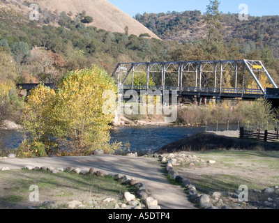 Brücke in der Nähe von Sutters Mühle, Anblick des California Gold Strike, Marshall State Park Stockfoto