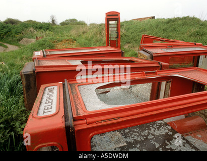 UK Essex Fyfield Kommunikation Schrottplatz voller verlassener K8 und K6 Telefonzellen Stockfoto