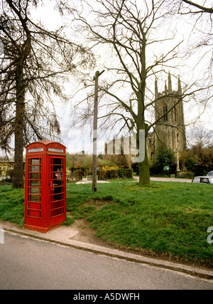 Warwickshire Hampton Lucy K6 Telefonzelle in der Nähe von St. Peterskirche Stockfoto