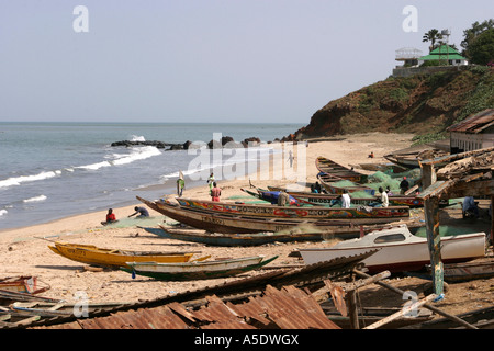 Die Gambia Bakau Angelboote/Fischerboote am Strand Stockfoto