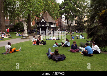 London Soho Square Menschen Picknick im Park zu brechen Stockfoto