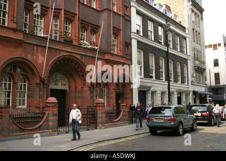 London Soho Square französische protestantische Kirche und Nummer 15 Originalgebäude Stockfoto