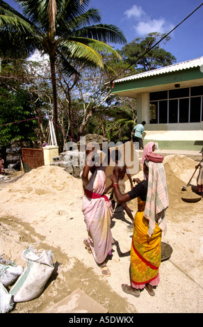 Indien South Andaman Island Chirya Tapu Arbeit Bau Frauen tragen Stein auf der Baustelle Stockfoto