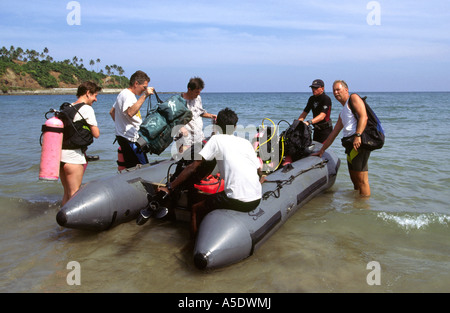 Indien South Andaman Island Chirya Tapu Sporttauchen Taucher einsteigen Rib Boot Stockfoto