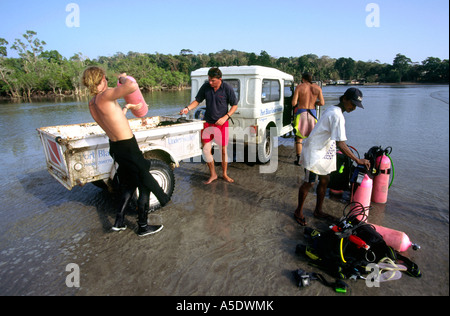 Indien South Andaman Island Chirya Tapu Sporttauchen Sporttaucher Tauchen wird vorbereitet Stockfoto