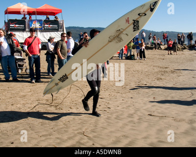 Ein Konkurrent auf der "Mavericks" Wettbewerb in Half Moon Bay, Kalifornien Surfen betritt die Wellen Stockfoto