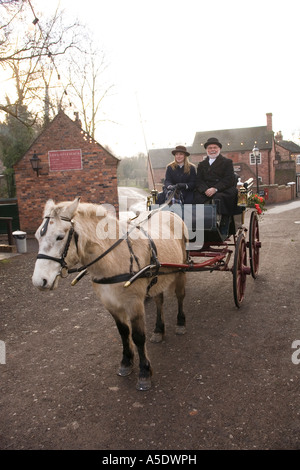 UK Shropshire Ironbridge Blists Hill viktorianischen Stadt Pony und fahren durch das Dorf trap Stockfoto