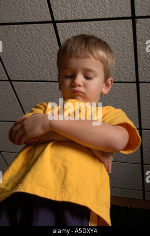 4 Jahre alter Junge senkt schämen Stockfoto