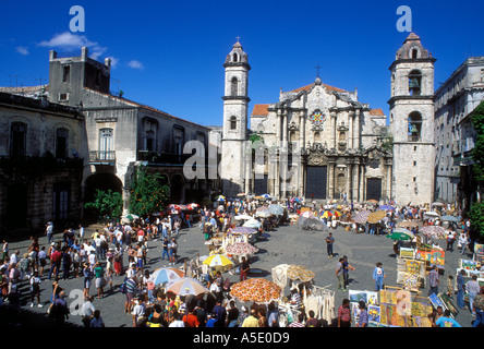 Cathedral Plaza mit Souvenirverkäufer auf Catedral de San Cristobal in Alt-Havanna-Kuba Stockfoto