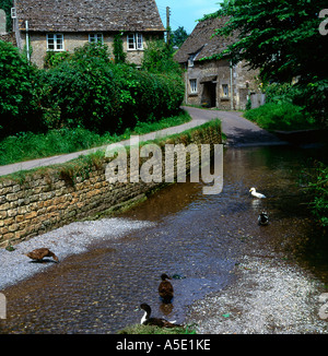 Stream und Cottages im Dorf Lacock in Wiltshire England Stockfoto