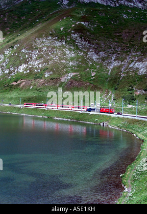 Glacier Express am See Oberalp, Schweiz Stockfoto