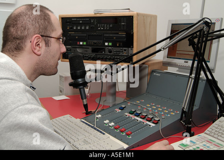 Radio-DJ in einem auf Air Studio präsentiert seine Show Stockfoto