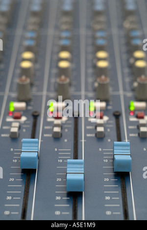 Mixing Desk Steuerelektronik in einem Tonstudio in der Nähe. Stockfoto
