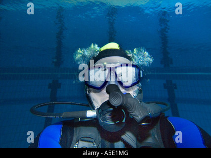 1 eine männliche Scuba Diver Übungen trainieren Sie im indoor Swimming Pool-Zubehör Stockfoto