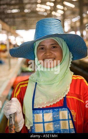 Muslimisches Mädchen in traditionellen Kopfschmuck in Krabi Stadt Provinz Markt Süd-Thailand Stockfoto