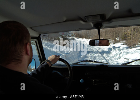 Landrover Defender fahren entlang einer Schnee bedeckten Strecke Stockfoto